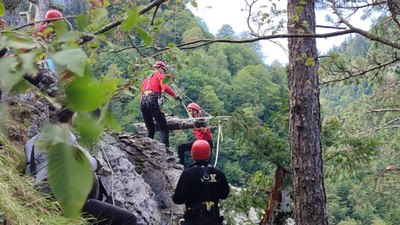 Kastamonu'da kayalıklarda mahsur kalan 2 madenci, helikopterle kurtarıldı