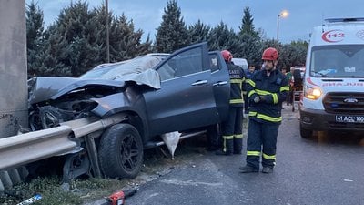 Kocaeli'de araç bariyere saplandı, sürücü yaşamını yitirdi