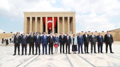 İbrahim Hacıosmanoğlu ve yönetim kurulu üyeleri Anıtkabir'i ziyaret etti