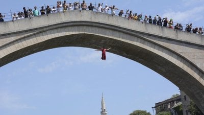 Evlenmek isteyen 500 yıldır bu köprüden atlıyor...