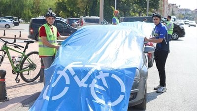 Konya'da bisiklet yolunu işgal eden araçları mavi brandayla örttüler