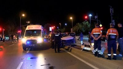 İstanbul'da kırmızı ışıkta geçen otomobil, 2 araca çarptı: 3 yaralı