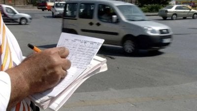 İzmir'de fahri trafik müfettişi seyir halindeki araca 6 bin lira ceza kesti