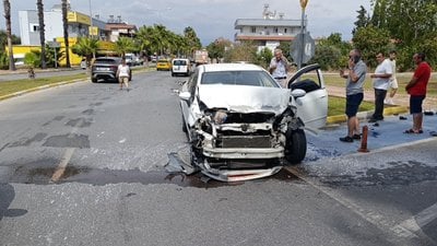 Antalya'da otomobil kamyonla çarpıştı: Faciadan dönüldü