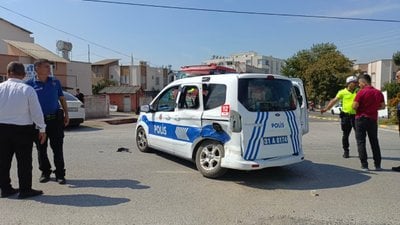 Hatay'da otomobil ile polis aracı çarpıştı