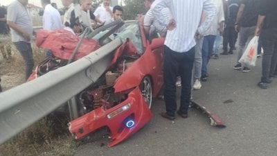 Ankara'da otomobil bariyerlere çarptı: 1 ölü 1 yaralı