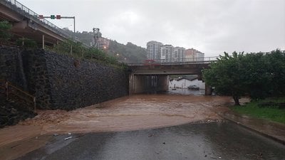 Trabzon'da kuvvetli sağanak: Evleri ve yolları su bastı