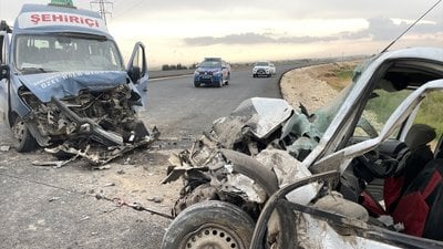 Şanlıurfa'da minibüs ile hafif ticari araç çarpıştı: 1 ölü 8 yaralı