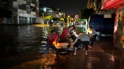 Hatay'da şiddetli yağışla birlikte caddeler göle döndü