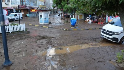 Trabzon'da sel sularının çekilmesiyle sokaklar çamura bulandı