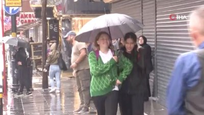 İstanbul'da aniden bastıran yağmur vatandaşlara zor anlar yaşattı