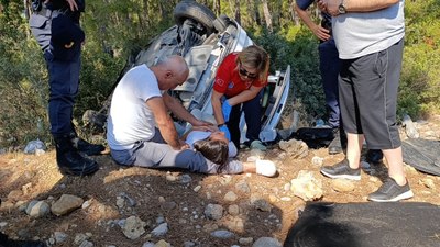 Antalya'da yardım gelene kadar yaralı kızının elini bırakmadı