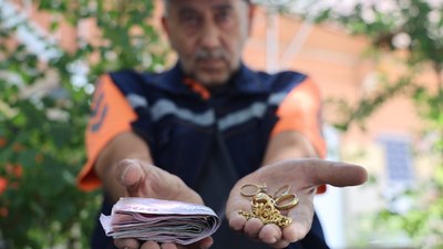 Elazığ'da yerde bulduğu altın dolu cüzdanı polise teslim etti