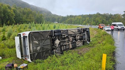 Zonguldak'ta yoldan çıkan midibüs devrildi: 9 yaralı