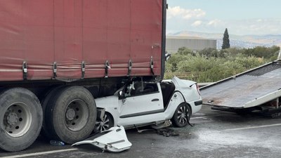 Manisa'da hurdaya dönen araçtan sağ çıktı