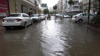 Adana'da şiddetli yağış hayatı olumsuz etkiledi