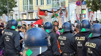 Alman polisinden Filistin gösterisinde skandal hareket