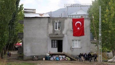 Şehidin Muş'taki evine Türk bayrağı asıldı