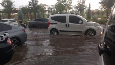 Diyarbakır'da fırtına ve sağanak yağış hayatı olumsuz etkiledi