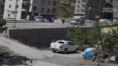 Hakkari'de kamyonetin yayaya çarptığı anlar