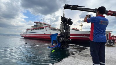 Kocaeli'de freni boşalan tır denize düştü