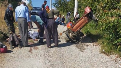 Manisa'da sepetli motosiklet şarampole devrildi