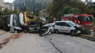 Hatay'da hafriyat kamyonu 7 araca çarptı