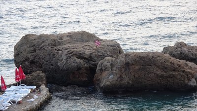 Antalya'da denize atlamanın yasak olduğu bölgede kayalıktan düştü