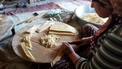 Erzincan'da kadınların kışlık hazırlama mesaisi