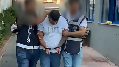 Adana'da ölümle tehdit ettiği eşini, av tüfeğiyle polis merkezinin yakınında beklerken yakalandı