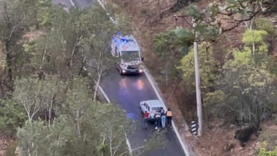 Tunceli'de yolda kalan araca sağılk çalışanları yardım etti