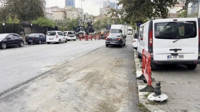 İstanbul'da devrilen kamyon araçlara zarar verdi