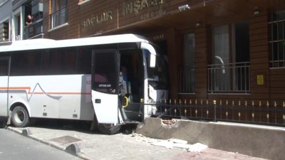 İstanbul'da servis minibüsü binaya çarptı