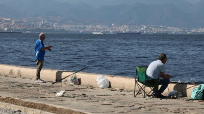 İzmir'de balıkçılar kötü kokuya aldırış etmedi