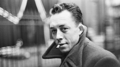 Ölüm ve boşvermişlik arasında gidip gelen, kendine ve hayata yabancı bir yazar: Albert Camus