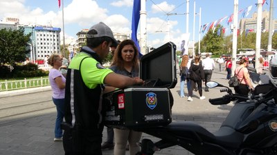 Taksim'de yaya yolunu işgal eden motosiklet sürücülerine ceza