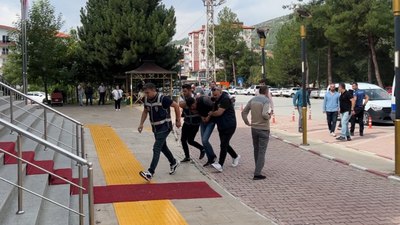 Burdur'da aracının önünü kesip kuzenini öldüren genç ve eşi tutuklandı