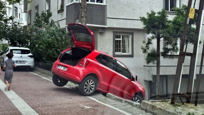 İstanbul'da sürücü yol sanarak girdiği merdivenlerde asılı kaldı