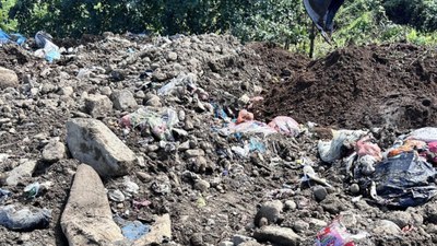 Çöpleri dere kenarına döküp üzerini kapatan Pazar Belediyesi'ne ceza