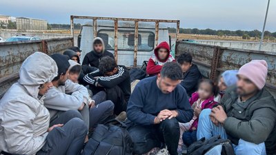 Kırklareli'de polisten kaçan kamyonetten 13 kaçak göçmen çıktı