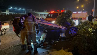 Bursa'da otomobil takla atarak karşı şeride uçtu