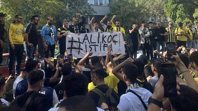 Fenerbahçe'de taraftarlar sokağa indi! 'Ali Koç istifa'