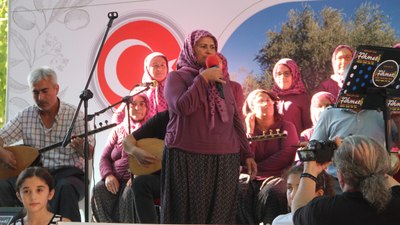 Mersin'in Şalvarlı Kadınlar Korosu sahnede rüzgar gibi esti