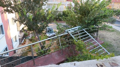 İzmir'de otomobil 10 metreden apartmanın bahçesine düştü