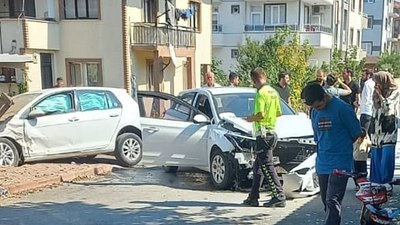 Bursa'da otomobiller kafa kafaya çarpıştı: 4 yaralı