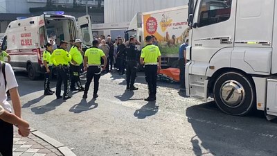 İstanbul'da camiden çıkan yaşlı adam tırın altında kalarak hayatını kaybetti