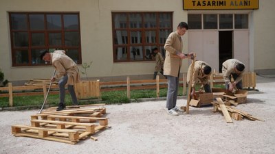 Bayburt'ta meslek liseli öğrenciler atık malzemeden eşya üretiyor