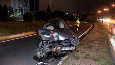 İstanbul'da hız yapan otomobil yan yola uçtu