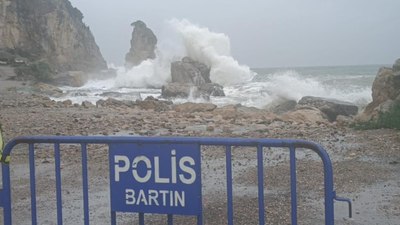 Amasra Limanı'nda dalgaların boyu 15 metreye ulaştı