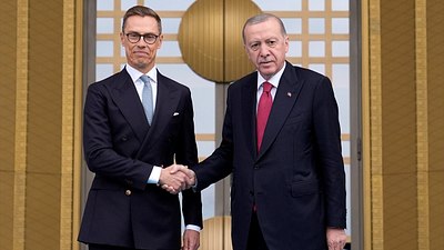 Finlandiyalı mevkidaşını resmi törenle karşıladı